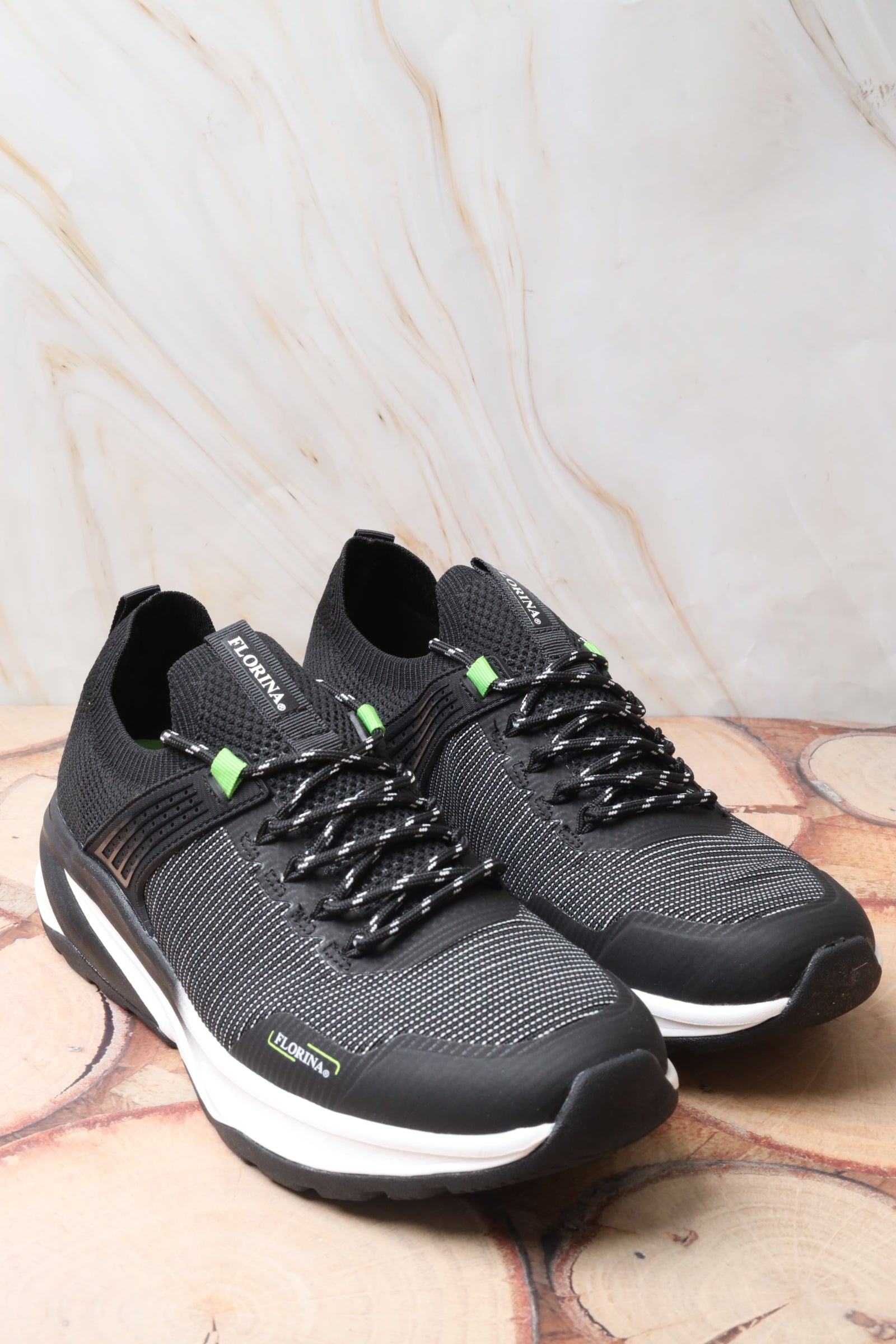 Sports shoes 181004