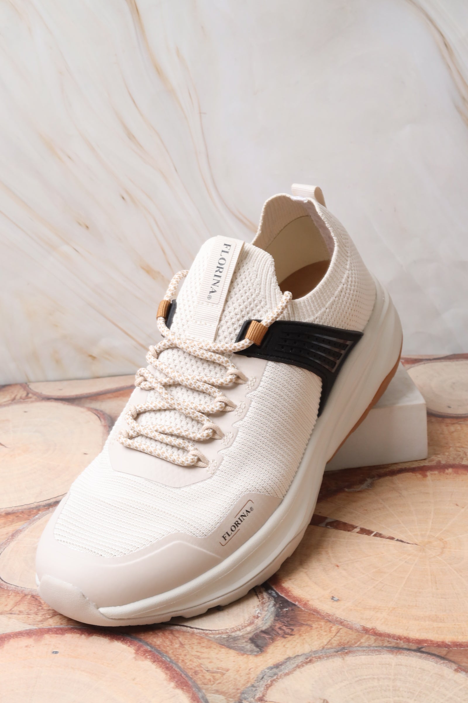 Sports shoes 181004