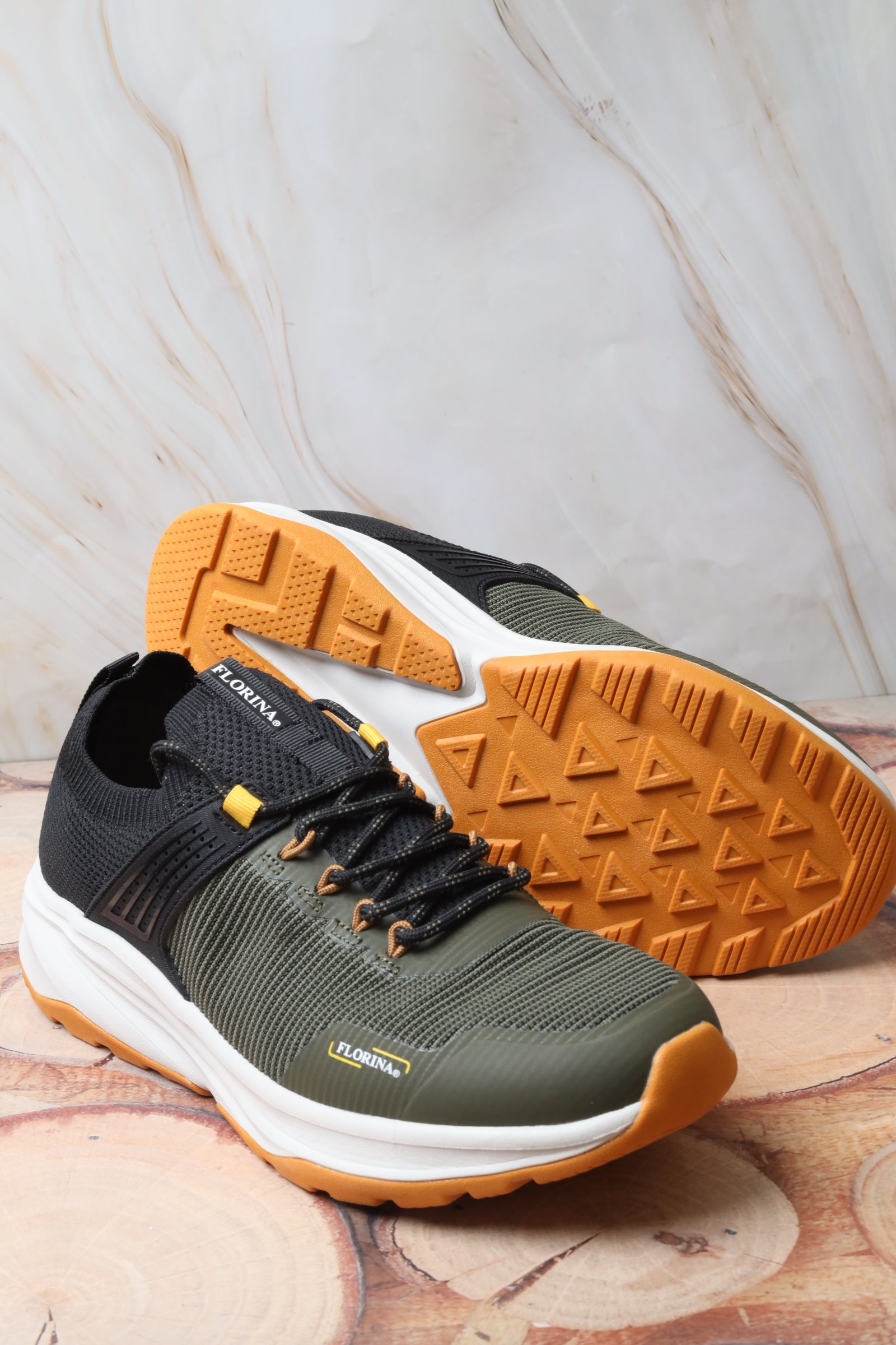 Sports shoes 181004