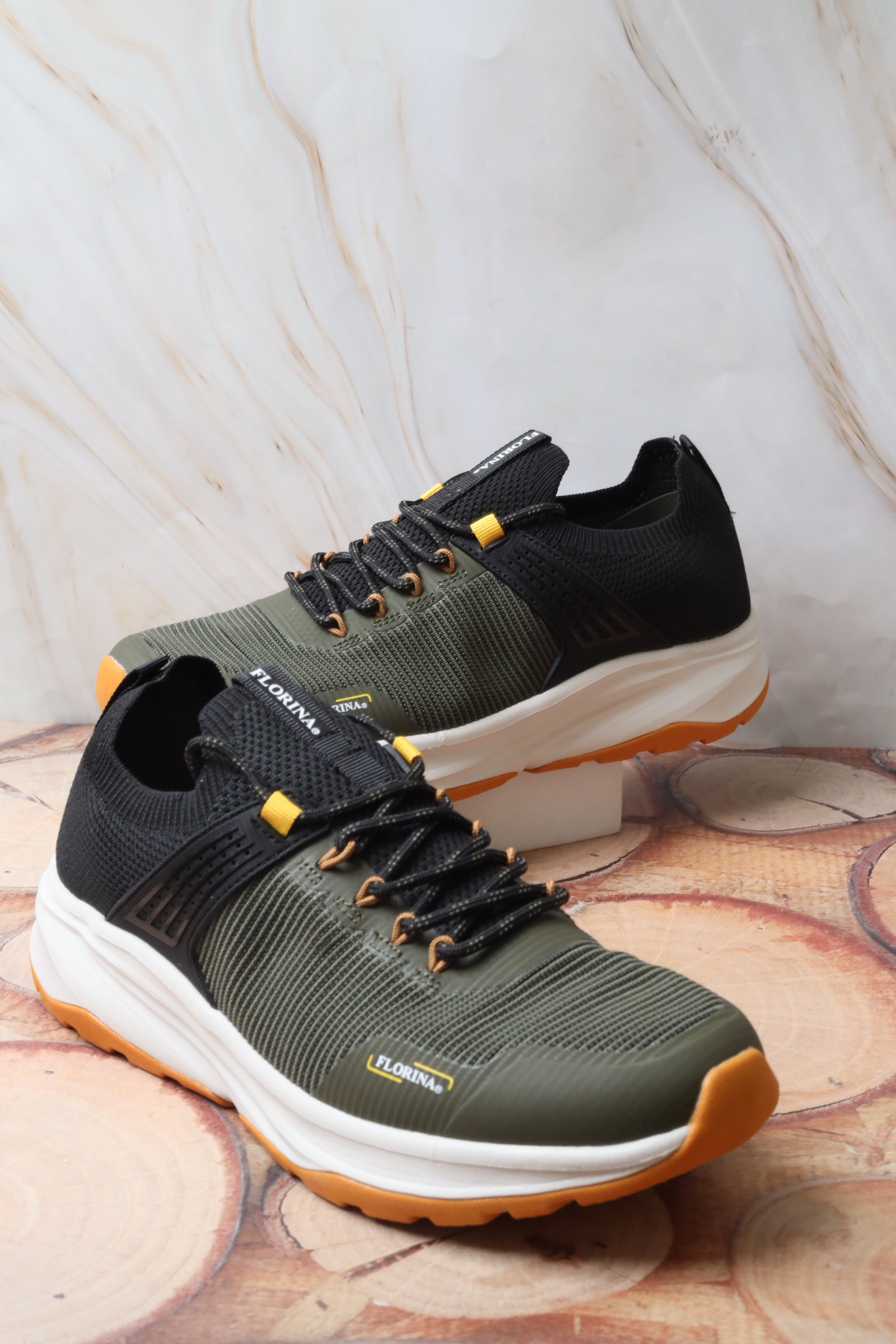 Sports shoes 181004