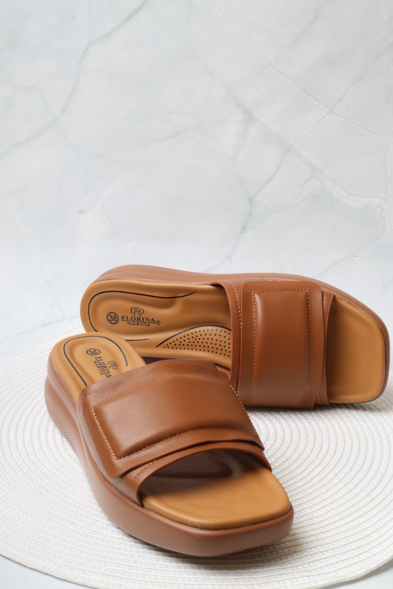 Women's wide-heeled sandal 33210