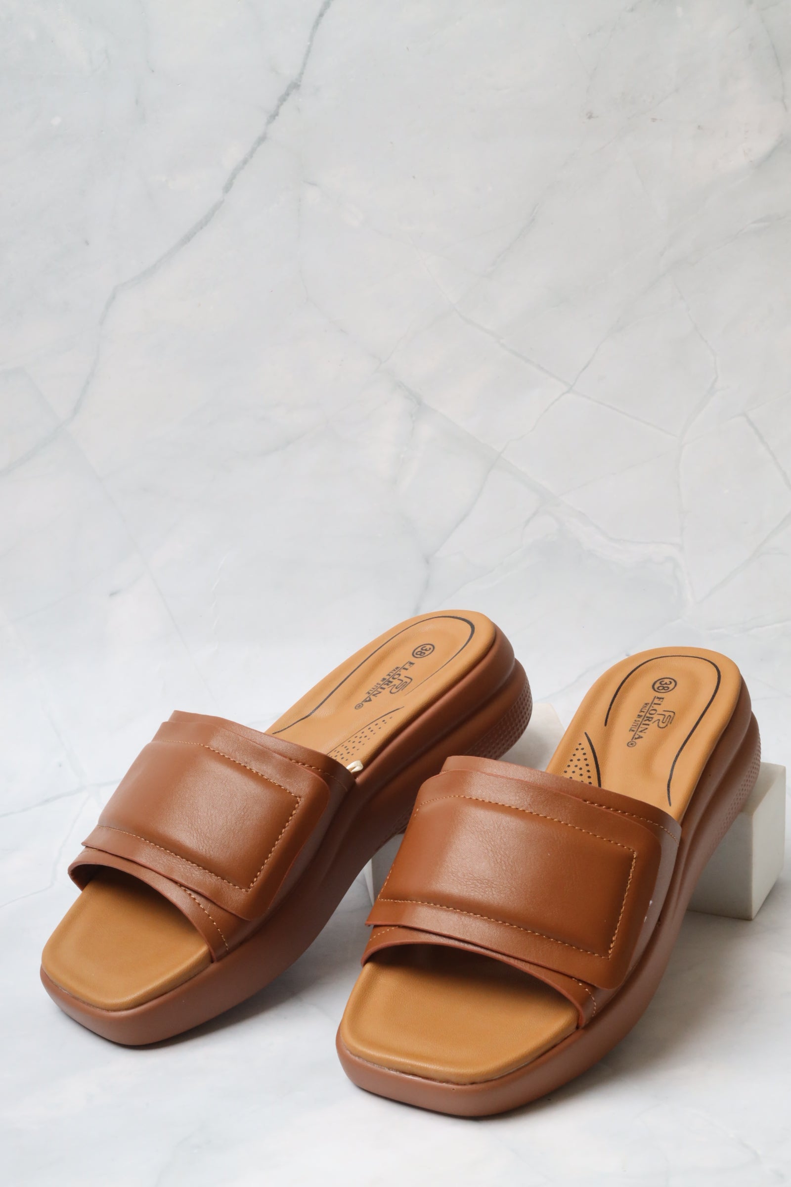 Women's wide-heeled sandal 33210