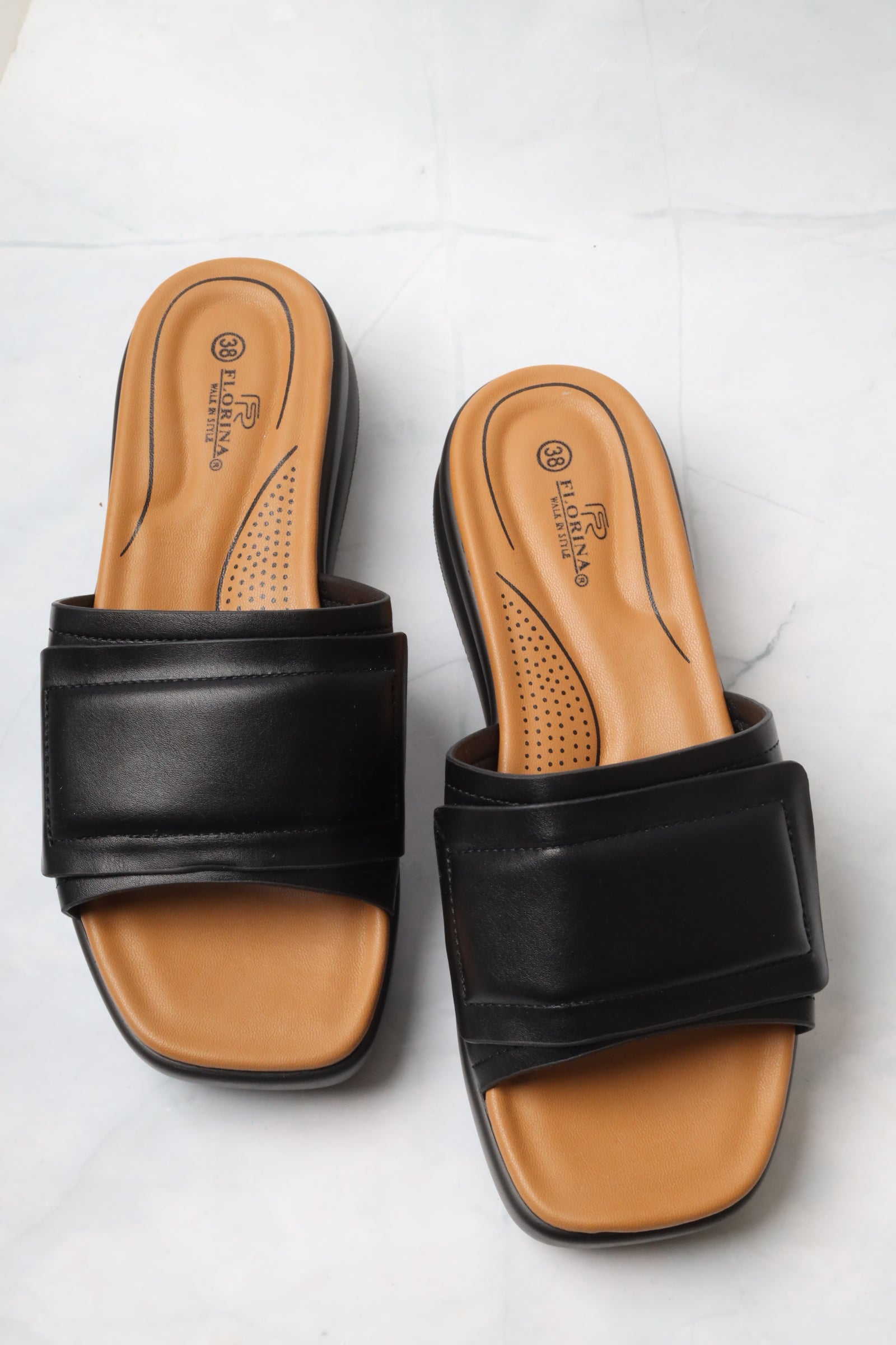 Women's wide-heeled sandal 33210