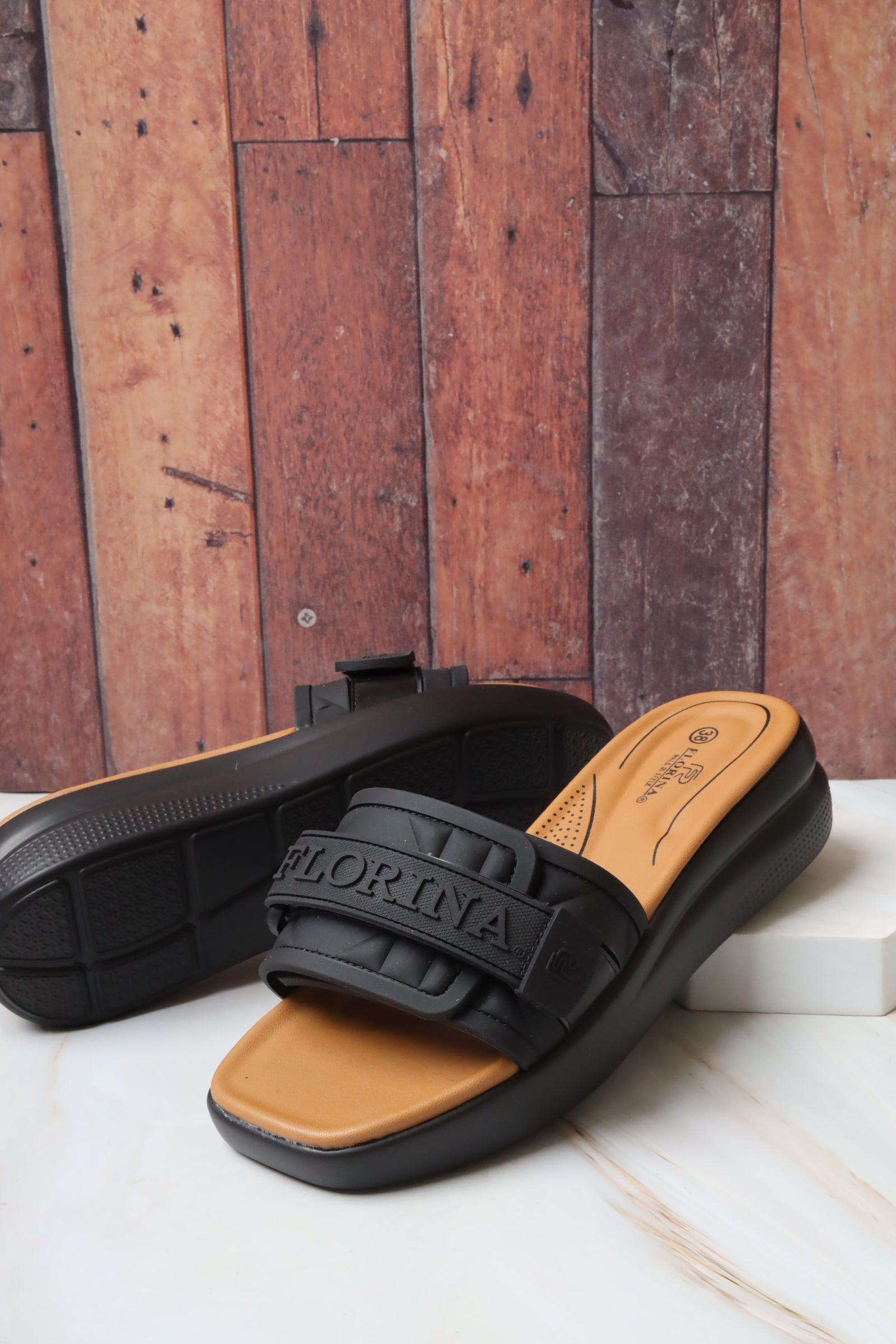 Women's wide-heeled sandal 33212