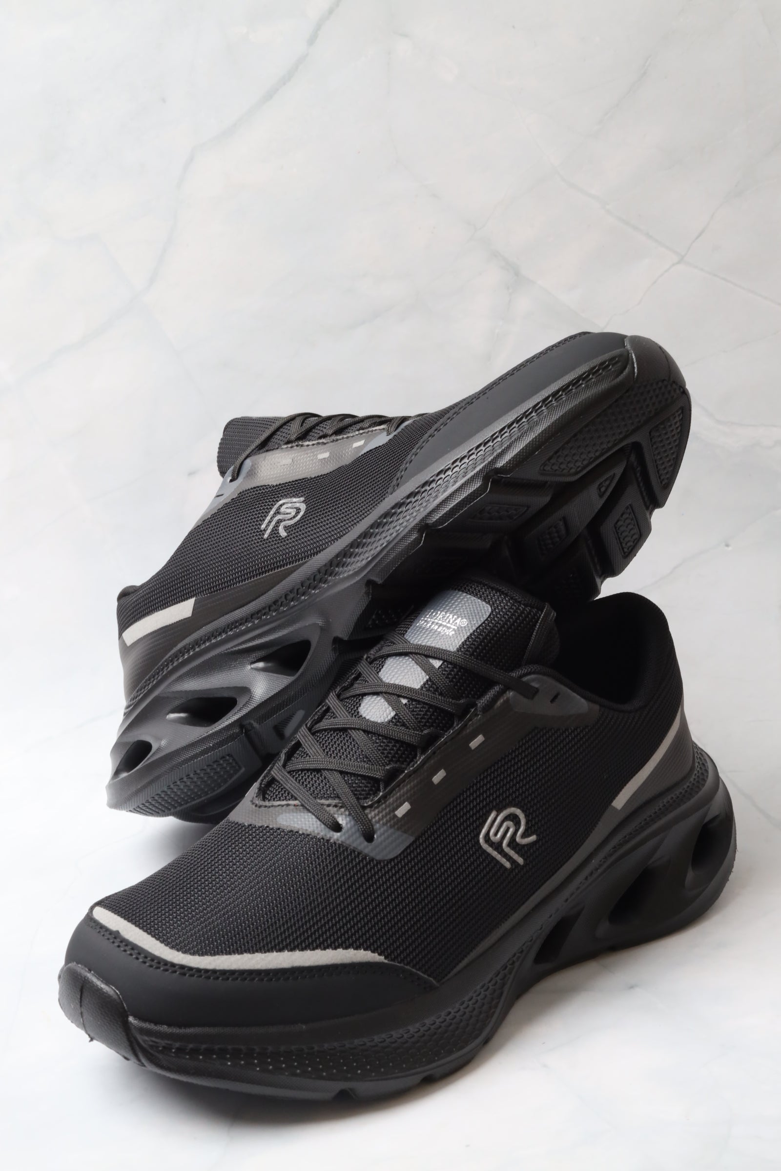 أحذية رياضية